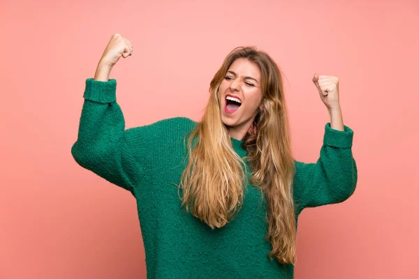 Giovane Donna Bionda Con Maglione Verde Sul Muro Rosa Che — Foto Stock