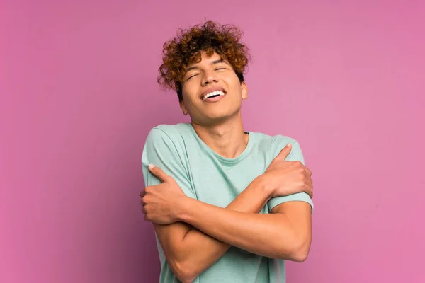 Joven Afroamericano Hombre Sobre Aislado Morado Pared Abrazo — Foto de Stock