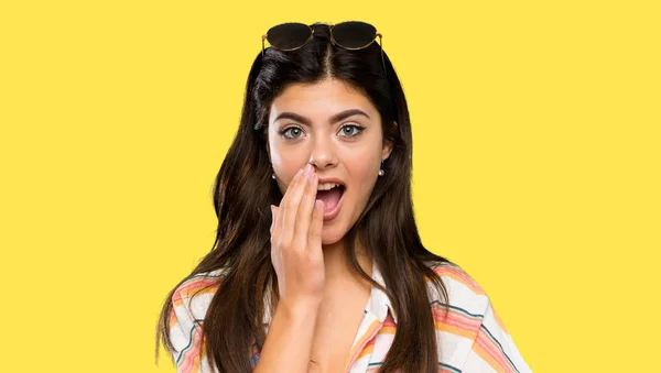 Teenager Mädchen Sommerurlaub Mit Überraschung Gesichtsausdruck Über Isolierten Gelben Hintergrund — Stockfoto