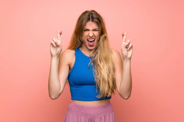 Mujer Rubia Joven Sobre Fondo Rosa Aislado Con Los Dedos —  Fotos de Stock