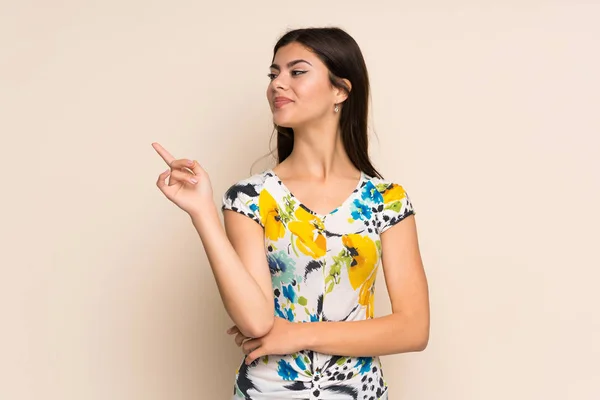 Menina Adolescente Com Vestido Floral Apontando Dedo Para Lado — Fotografia de Stock