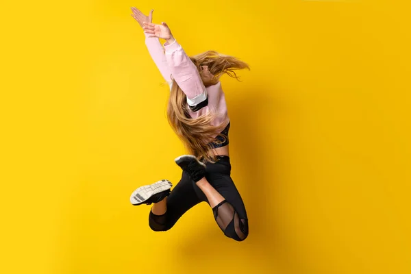 Bailarina Urbana Bailando Sobre Fondo Amarillo Aislado Saltando — Foto de Stock