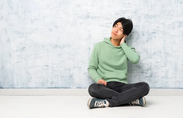 Asiatischer Mann Sitzt Auf Dem Boden Und Denkt Eine Idee — Stockfoto