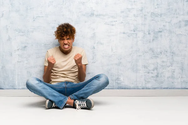 Junger Afrikanisch Amerikanischer Mann Sitzt Frustriert Auf Dem Boden — Stockfoto