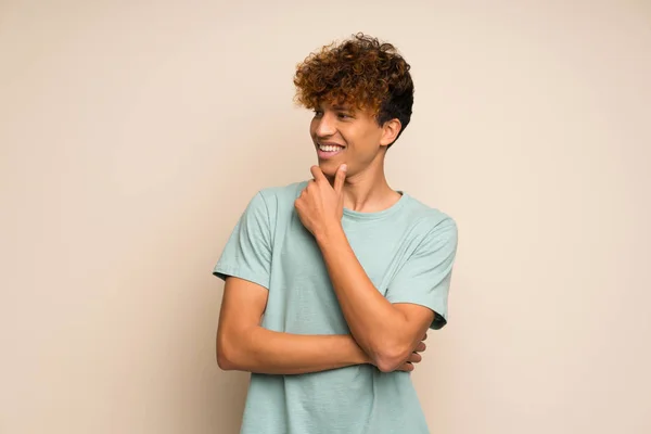 Africano Americano Com Camisa Verde Olhando Para Lado — Fotografia de Stock