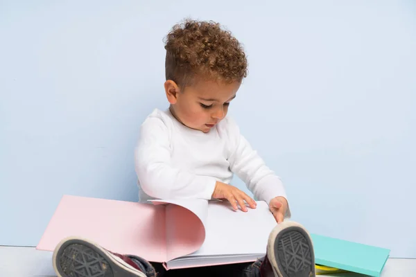 Student Kind Über Isolierten Blauen Hintergrund — Stockfoto