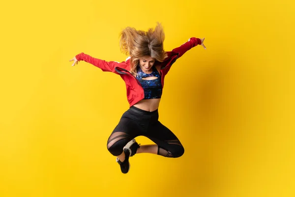 Bailarina Urbana Bailando Sobre Fondo Amarillo Aislado Saltando — Foto de Stock