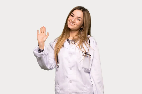 Joven Doctora Saludando Con Mano Con Expresión Feliz Sobre Fondo — Foto de Stock