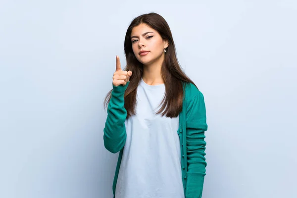 Teenager Mädchen Über Blaue Wand Frustriert Und Zeigt Nach Vorne — Stockfoto