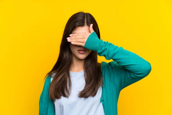 Dziewczyna Nastolatek Nad Żółtym Ścianie Obejmujące Oczy Przez Ręce — Zdjęcie stockowe