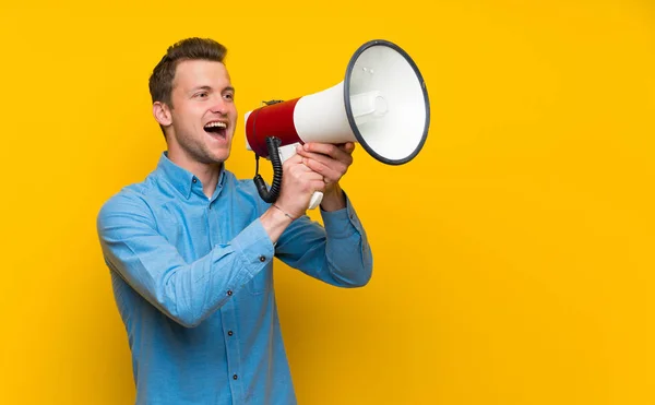 Blonde Man Geïsoleerde Gele Muur Schreeuwen Door Een Megafoon — Stockfoto