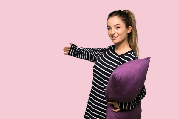 Mooie Vrouw Pyjama Die Naar Achteren Wijst Een Product Presenteert — Stockfoto