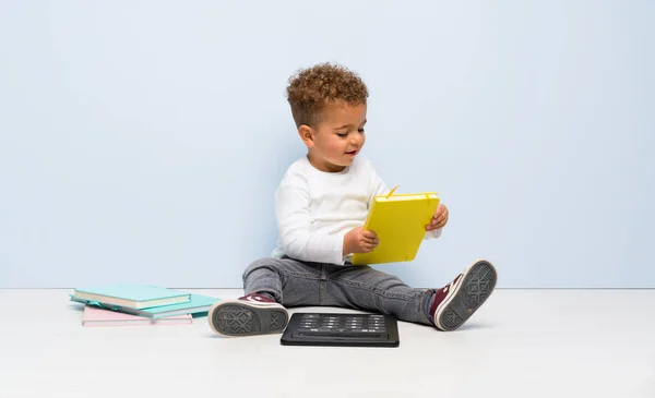 Student Kind Über Isolierten Blauen Hintergrund — Stockfoto