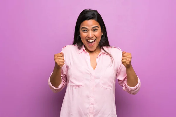 Giovane Ragazza Colombiana Sul Muro Viola Che Celebra Una Vittoria — Foto Stock