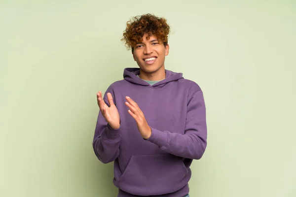 Young African American Man Isolated Green Wall Applauding Presentation Conference — Stock Photo, Image