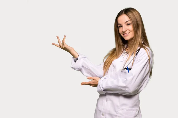 Mladý Lékař Žena Natahuje Ruce Stranu Pro Pozvání Přijít Izolované — Stock fotografie