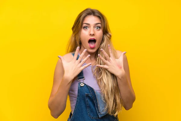 Giovane Donna Bionda Con Tuta Sfondo Giallo Isolato Con Espressione — Foto Stock