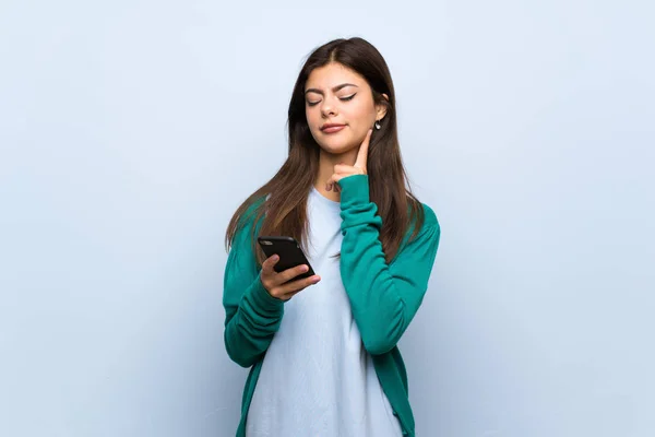 Adolescente Chica Sobre Pared Azul Pensando Enviando Mensaje — Foto de Stock