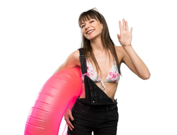 Mujer Joven Bikini Saludando Con Mano Con Expresión Feliz Sobre — Foto de Stock
