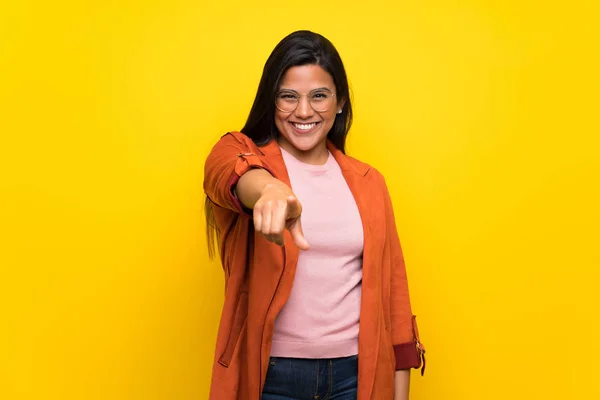 Colombianen Gele Muur Vinger Wijst Met Een Vertrouwen Uitdrukking — Stockfoto