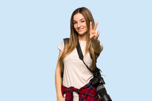 Young Photographer Woman Smiling Showing Victory Sign Isolated Blue Background — Stock Photo, Image