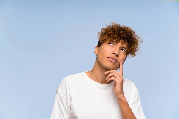 Joven Afroamericano Con Camisa Blanca Pensando Una Idea — Foto de Stock