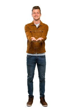 Sarışın yakışıklı adam bir reklam eklemek için avuç üzerinde copyspace hayali tutan