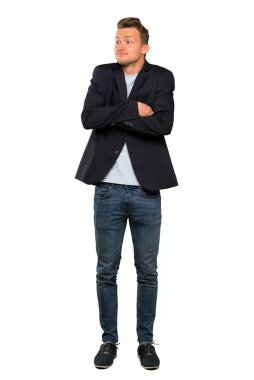 Sarışın yakışıklı adam omuzlarını kaldırırken şüphe jest yapma