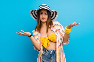Yaz tatilinde bikinili genç bir kadın bir şeyi anlamadığı için mutsuz.