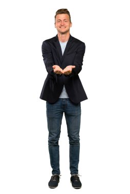 Sarışın yakışıklı adam bir reklam eklemek için avuç üzerinde copyspace hayali tutan