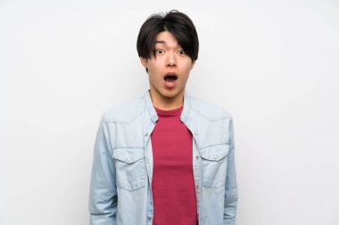 Sürpriz yüz ifadesi ile izole beyaz arka plan Asyalı adam