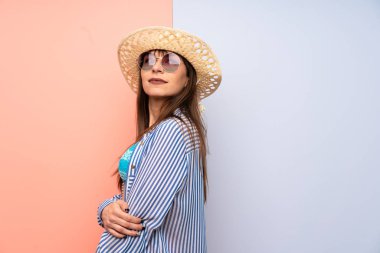 Bikini gülüyor içinde genç kadın