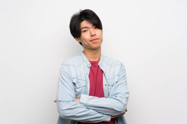 Izole beyaz arka plan üzerinde Asyalı adam üzgün duygu