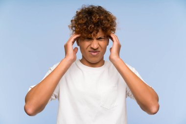 Beyaz gömlekli genç Afro-Amerikalı bir adam mutsuz ve hayal kırıklığına uğramış. Olumsuz yüz ifadesi