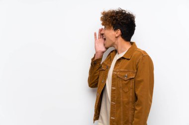 Izole beyaz duvar üzerinde genç afro-amerikan adam ağzı tamamen açık bağırıyor