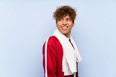 Genç spor afrikalı amerikalı adam gülüyor