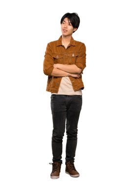 İzole beyaz arka plan üzerinde kahverengi ceket portresi ile Asyalı bir adamın tam uzunlukta bir çekim