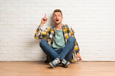 Sarışın adam yere kadar işaret ve şaşırttı oturuyor