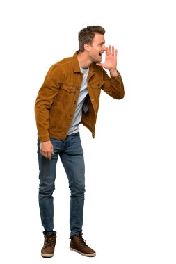 Sarışın yakışıklı adam yanal açık ağzı ile bağırıyor