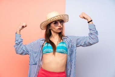 Bikinili genç kadın zaferi kutluyor.