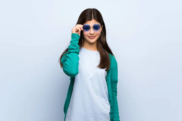 Adolescente Chica Sobre Pared Azul Con Gafas Sorprendido —  Fotos de Stock