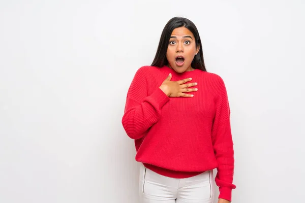 Giovane Ragazza Colombiana Con Maglione Rosso Sorpreso Scioccato Mentre Guardando — Foto Stock