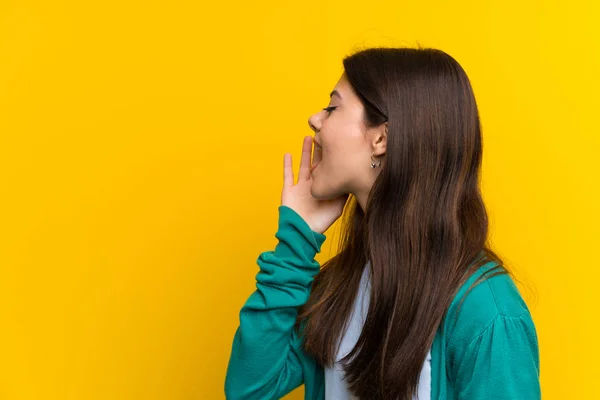 Ragazza Adolescente Sopra Muro Giallo Gridando Con Bocca Spalancata — Foto Stock