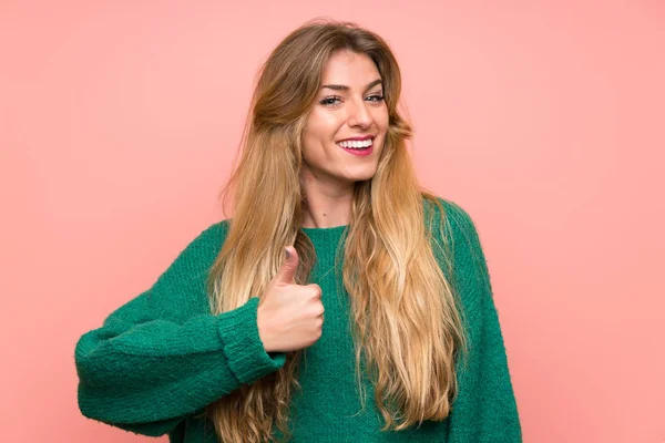 Ung Blond Kvinna Med Grön Tröja Över Rosa Vägg Ger — Stockfoto