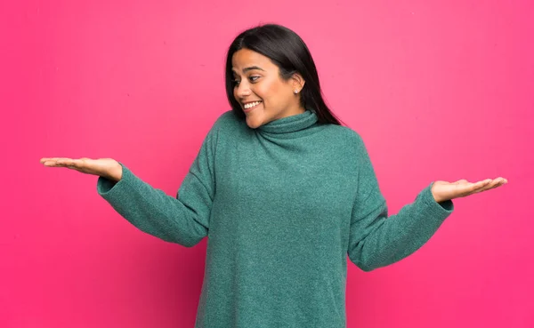 Jovem Colombiana Com Camisola Verde Segurando Copyspace Com Duas Mãos — Fotografia de Stock