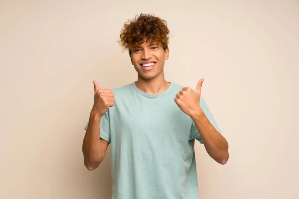 Hombre Afroamericano Con Camisa Verde Con Pulgares Hacia Arriba Gesto — Foto de Stock