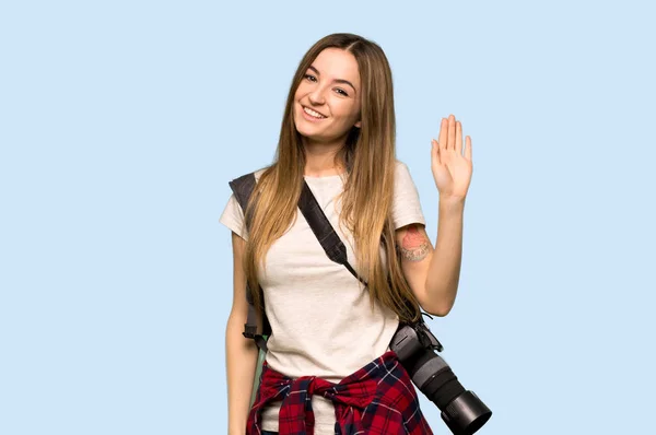 Νεαρή Φωτογράφος Γυναίκα Χαιρετάει Χέρι Χαρούμενη Έκφραση Απομονωμένο Μπλε Φόντο — Φωτογραφία Αρχείου