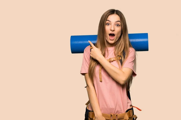 Young Backpacker Woman Surprised Pointing Side Isolated Yellow Background — Stock Photo, Image