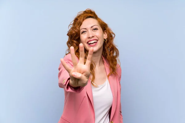 Redhead Vrouw Pak Geïsoleerde Blauwe Muur Gelukkig Tellen Vier Met — Stockfoto