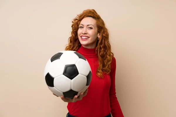 Mulher Ruiva Com Camisola Gola Alta Segurando Uma Bola Futebol — Fotografia de Stock